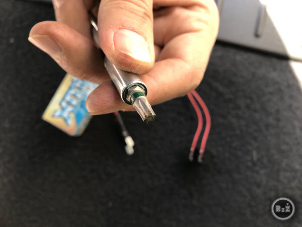 Fotografie nasazeného bitu torx T25 ve šrobováku s min. 15 cm magnetickým nástavcem