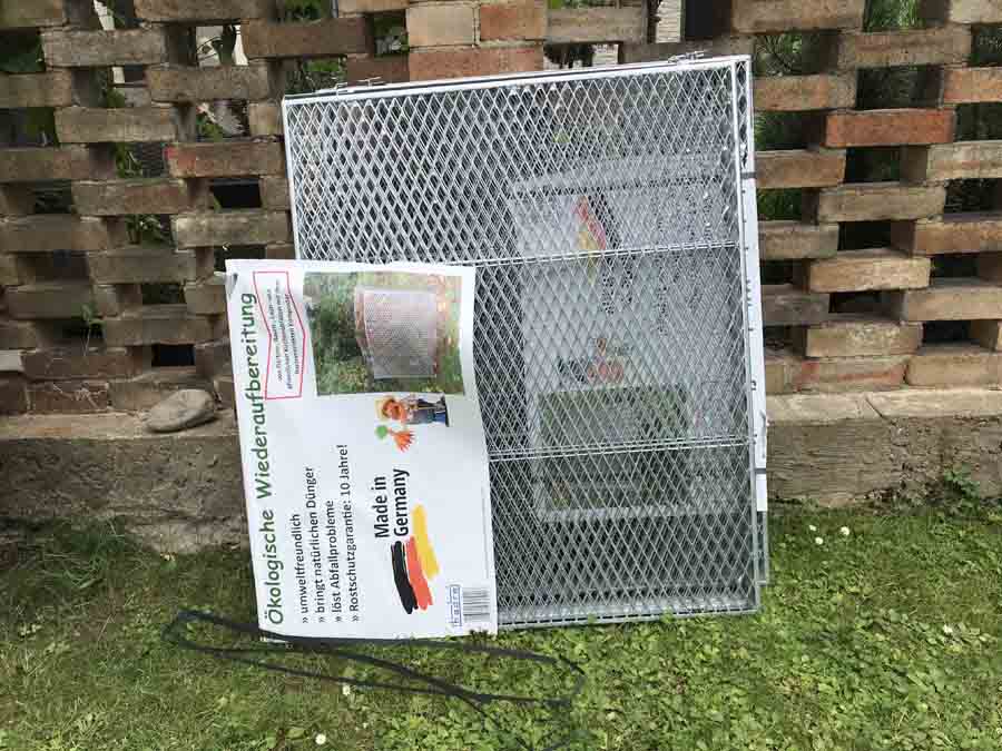 Balení kompostéru německé výroby - položené na trávě na zahradě | Kompostér pro zahradní kompost | radyzezivota.cz