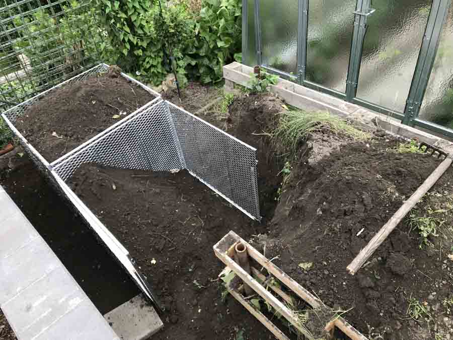 Sestavení 2. kompostéru a naplnění hlínou/kompostem | radyzezivota.cz