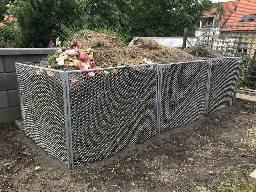 Pohled na 3 naplněné kompostéry kompostem - hlínou a zbytky z jídla | Kompostér pro zahradní kompost | radyzezivota.cz