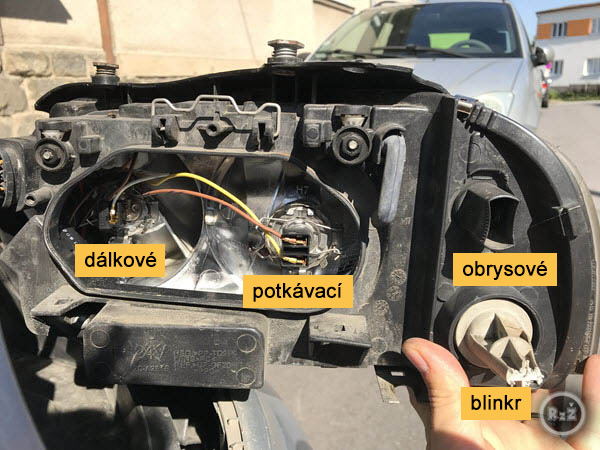 fotografie předního světlometu a jednotlivých světel - dálkové, potkávací, obrysové, blinkr