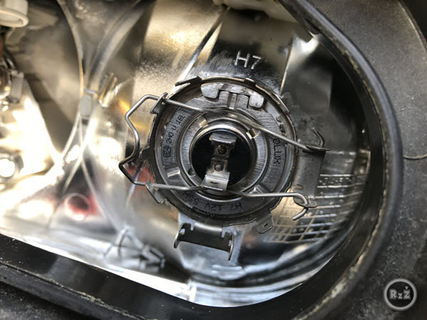 fotografie - žárovka zaklapnuta spínacím drátkem - Výměna žárovky předních světel | Volkswagen Sharan | Auto | Udělej si sám