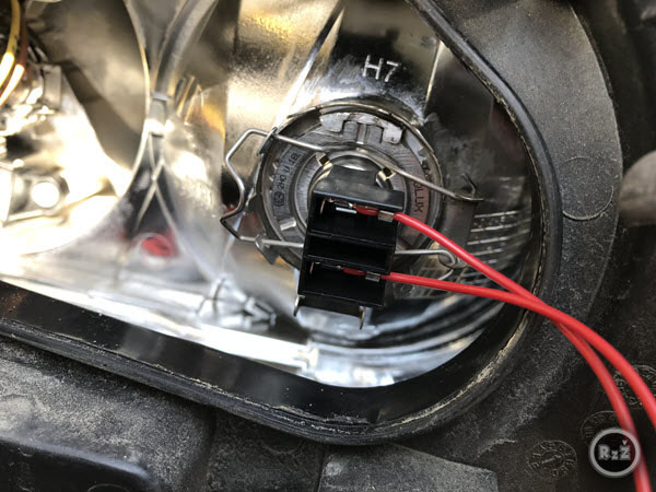 fotografie - žárovka je umístěna a napojena na odpor a elektriku auta - Výměna žárovky předních světel | Volkswagen Sharan | Auto | Udělej si sám
