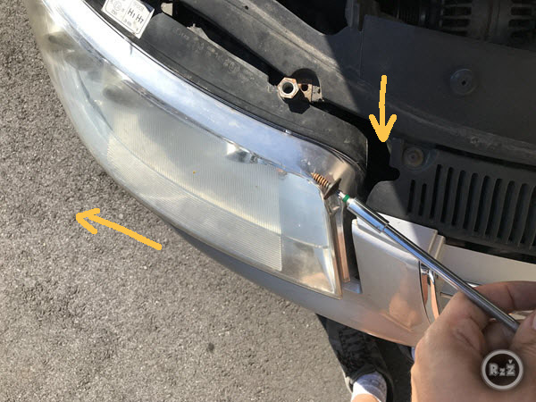 fotografie jak umístit spodní pravý šroub - světlo musí být trochu vytažené - Výměna žárovky předních světel | Volkswagen Sharan | Auto | Udělej si sám