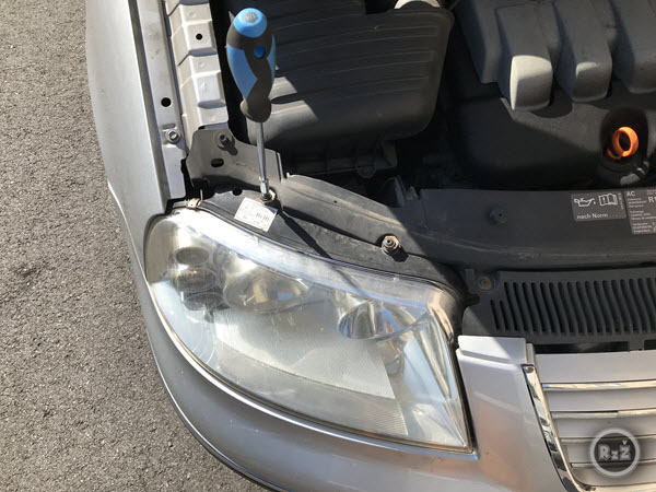 fotografie utažení horních šroubů předního světlometu - Výměna žárovky předních světel | Volkswagen Sharan | Auto | Udělej si sám
