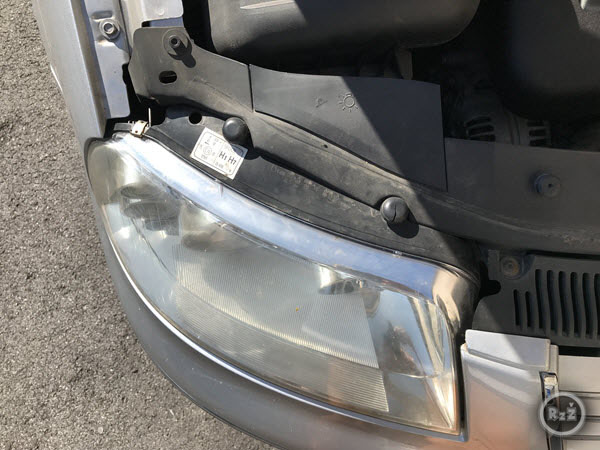 fotografie kde je již žárovka vyměněna - auto je připraveno - Výměna žárovky předních světel | Volkswagen Sharan | Auto | Udělej si sám