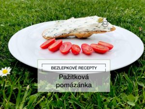 Pažitková pomazánka na rohlíku na talíři s cherry rajčaty na pozadí tráva | Bezlepkové recepty radyzezivota, Autor receptu: Tereza Samuelová, Autor fotografie: Jiří Samuel