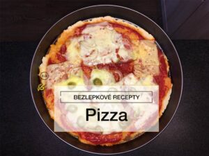 bezlepková pizza na kulatém plechu na černém pozadí s popisem Bezlepkové recepty - Pizza, Autor článku: Tereza Samuelová, stránky radyzezivota.cz (bezlepkové recepty)