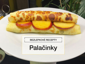 Bezlepkové palačinky na bílém talíři s rozřízlou nektarinkou na plátky | Bezlepkové palačinky | Rady ze života