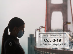 ilustrativní obrázek covid-19 s ženy stojící před mostem s chirurgickou rouškou ve tmavém stínu v pozadí s most plným aut - Covid-19, Zdroj: shutterstock, radyzezivota.cz