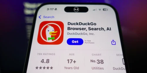 Fotografie mobilního telefonu s aplikací internetového prohlížeče DuckDuck Go, který ctí vaše soukromí i vaši bezpečnost - bez reklam | Pro web: radyzezivota.cz (Rady ze života) | Pro článek: Bezplatný internetový průzkumník DuckDuckGo | Zdroj: shutterstock.com