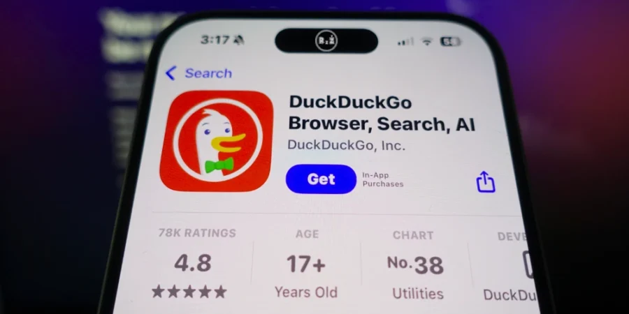 Fotografie mobilního telefonu s aplikací internetového prohlížeče DuckDuck Go, který ctí vaše soukromí i vaši bezpečnost - bez reklam | Pro web: radyzezivota.cz (Rady ze života) | Pro článek: Bezplatný internetový průzkumník DuckDuckGo | Zdroj: shutterstock.com