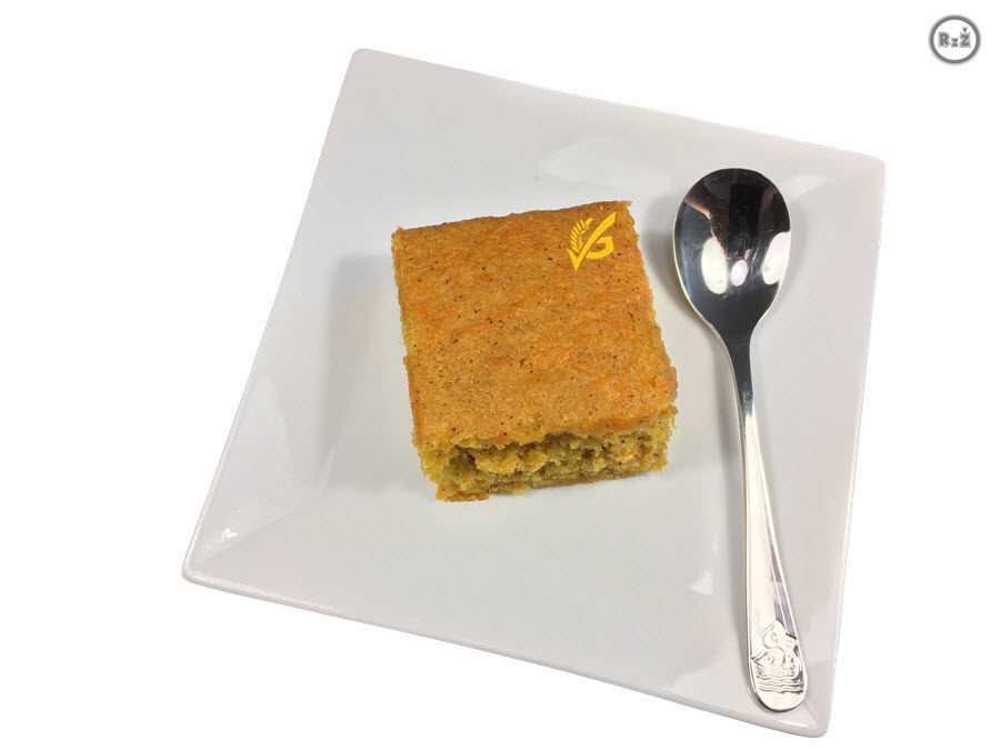 Fotka bezlepkové mrkvové buchty na talířku | Bezlepková mrkvová buchta | Bezlepkové recepty | Bezlepkový recept | Autor: Jiří Samuel | Rady ze života