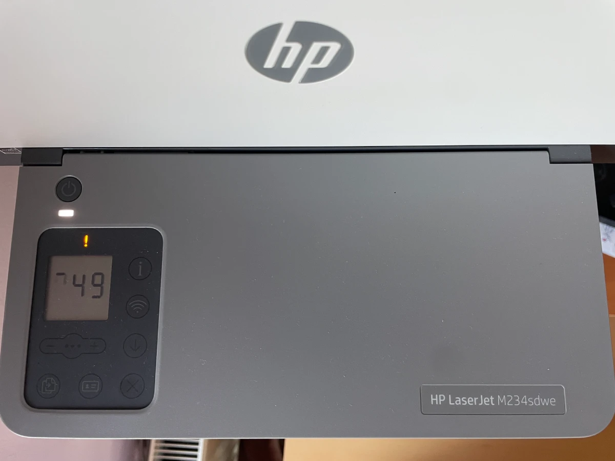 Laserová tiskárna HP LaserJet a její hláška - error 49 - jednoznačné kurvítko výrobce dle mého názoru - na fotografii vidíte tiskárnu z chybovou hláškou č.49