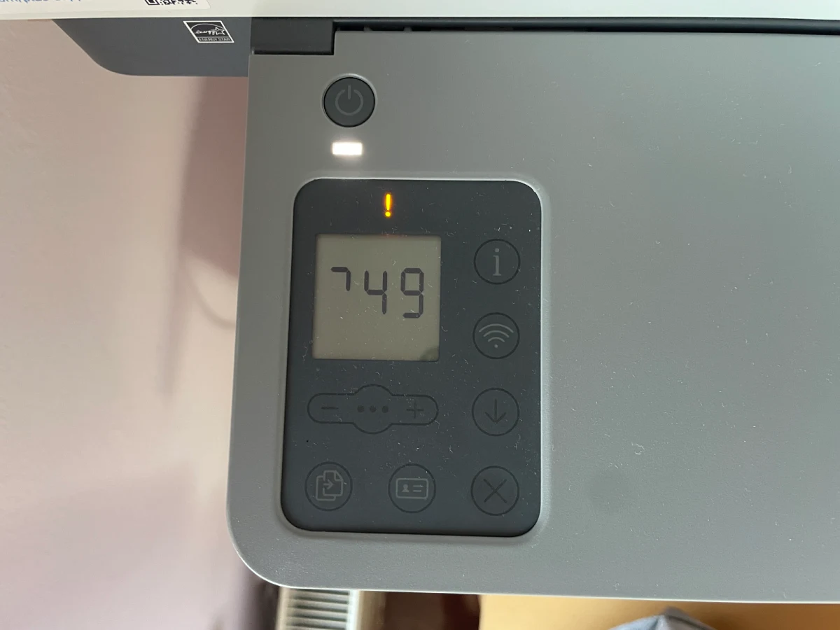Fotografie tiskárny HP LaserJet MFP s chybovou hláškou č.49 (error 49 - HP printer) fotografie zblízka | Autor: Jiří Samuel | Pro web: radyzezivota.cz