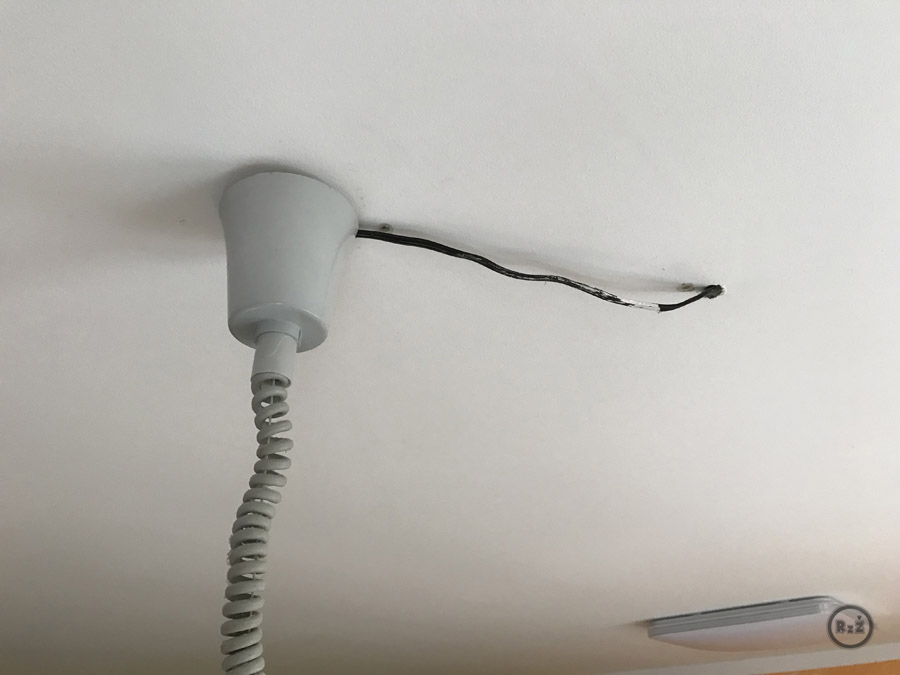 Trčící kabel ke světlu ze sádrokartonu (zblízka) | Rady ze života