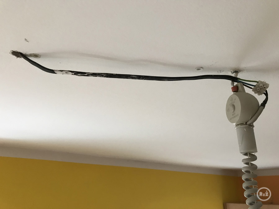 Trčící kabel ke světlu ze sádrokartonu (zblízka) | Rady ze života