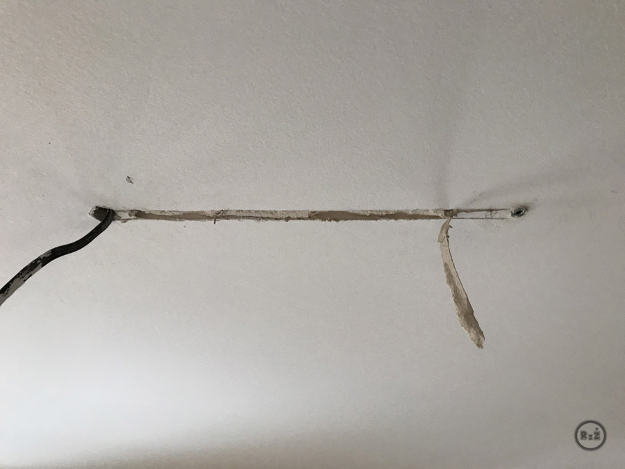 Pro kabel právě vysekávám pomocí dláta a nože otvor pro zatmelení | Rady ze života