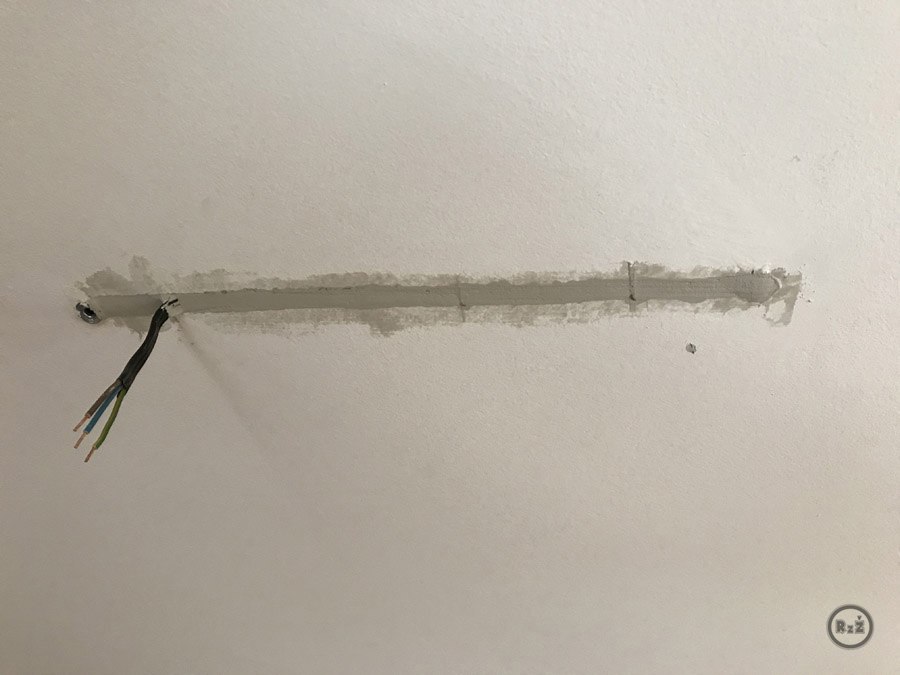 kabel vložený ve vydlabaném sádrokartonu je 1. vrstvou zatmelený | Rady ze života