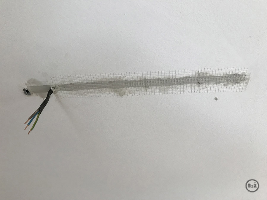 fotografie zatmelený otvor v sádrokartonu kde je uložený kabel - posunutí kabelu pro světlo | Rady ze života