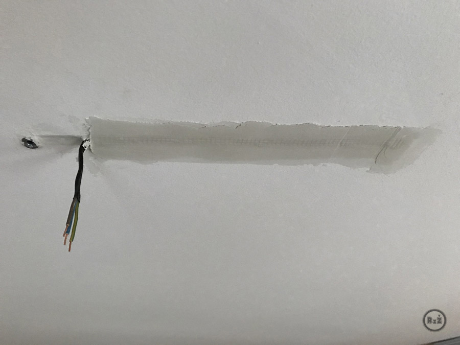 zatmelený kabel pro světlo v sádrokartonu - již zaschlý tmel (nyní je potřeba začistit tmel do roviny a pak přetřít bílou barvou | Rady ze života