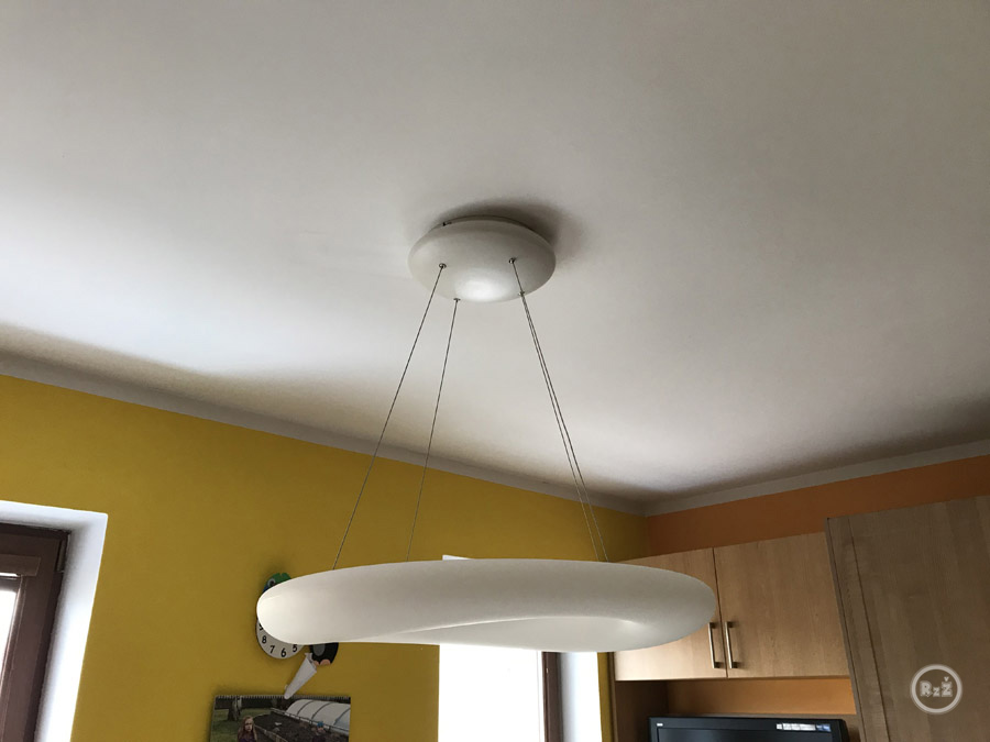 výsledek v podobě fotografie, kde je posunutý kabel v sádrokartonu - pro nějž jsme vydlabali otvor, zatmelili, začistili do dokonalé roviny a přebílili + přidali nové světlo - to je krása, že? | Rady ze života