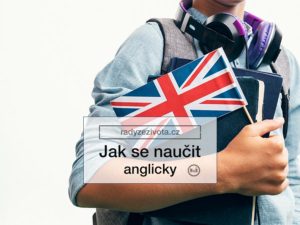 Chlapec s anglickou vlajkou a studijním materiálem v ruce v hlavě visící sluchátka na zádech batoh vyjadřující kompletně studenta s bílým pozadím, zdroj: shutterstock.com, pro článek na radyzezivota.cz