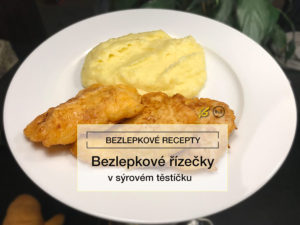 Bezlepkové řízečky v sýrovém těstíčku na bílém talíři s pozadím kuchyňské linky, Bezlepkové recepty, Vlastník: radyzezivota.cz, Bezlepkové řízečky v sýrovém těstíčku