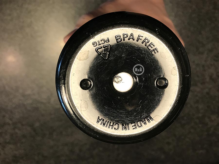 Fotografie - láhev na vodu zespoda na dno - výroba Made in China | Značka Ars Una | Rady ze života