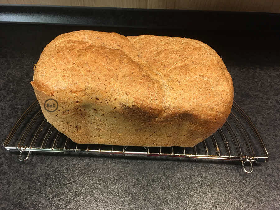 Pšenično žitný chléb z domácí pekárny