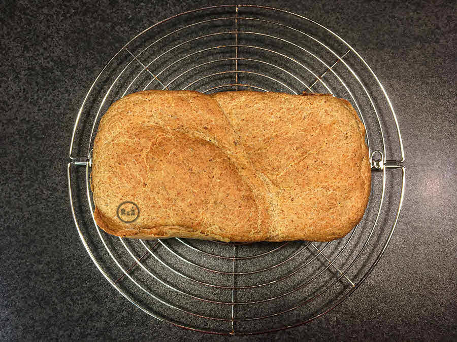Pšenično žitný chléb z domácí pekárny