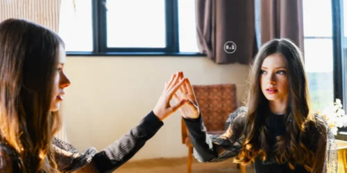 Mladá dívka se dívá na sebe do zrcadla v pozadí okno se záclonami | Pro článek: Nacházíme se v propasti civilizace | Pro web: radyzezivota.cz | Zdroj: shutterstock.com
