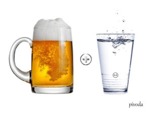 Půllitr s uchem naplněným pivem s vedle stojící sklenicí kohoutkové vody (mezi sklenicemi je symbol plusu) | Kocovina a jak na ni? | Jediný funkční tip | Pivoda a Vínoda | Zdraví