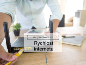 Obrázek muže zastrkující internetový kabel RJ45 do modemu nebo routeru pro připojení internetu | ilustrační fotografie pro článek Rychlost internetu | Rady ze života | Zdroj: shutterstock.com