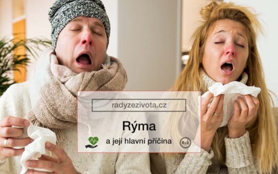 Muž a žena s rýmou v rukách držící kapesník pšikající a připraveni utřít rýmu z nosu oblečeni do teplého, Článek - Rýma a její hlavní příčina, Zdroj: shutterstock, Pro web: radyzezivota.cz
