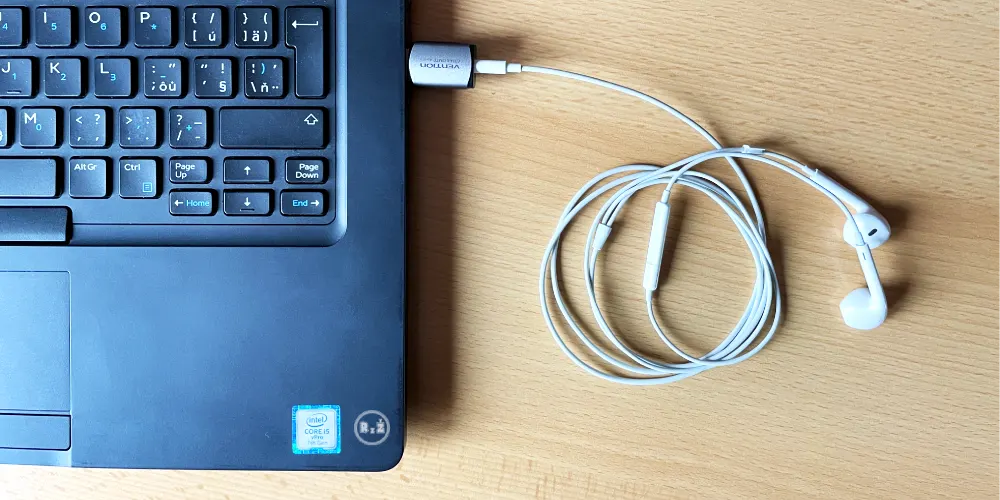 headphone (sluchátka) EarPods Apple zastrčená v notebooku | Pro článek: Mikrofon sluchátek od Apple nefunguje na notebooku s Windows | Autor: Jiří Samuel | pro web: Rady ze života (radyzezivota.cz)