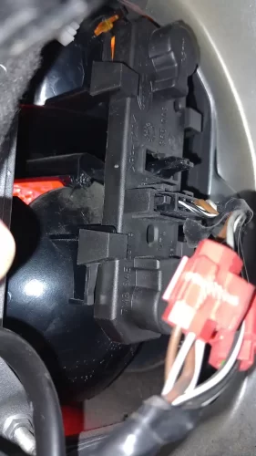 Základna s žárovkami zadního světla osobního automobilu Volkswagen Sharan, pro článek - Výměna žárovky zadních světel Volkswagen Sharan, autor: Jiří Samuel, pro web: radyzezivota.cz