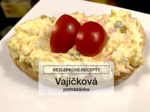 bezlepková vajíčková pomazánka (bezlepková) na chlebě s nakrájeným rajčetem na bílém talíři v pozadí kuchyňská linka | Bezlepková vajíčková pomazánka | Bezlepkové recepty