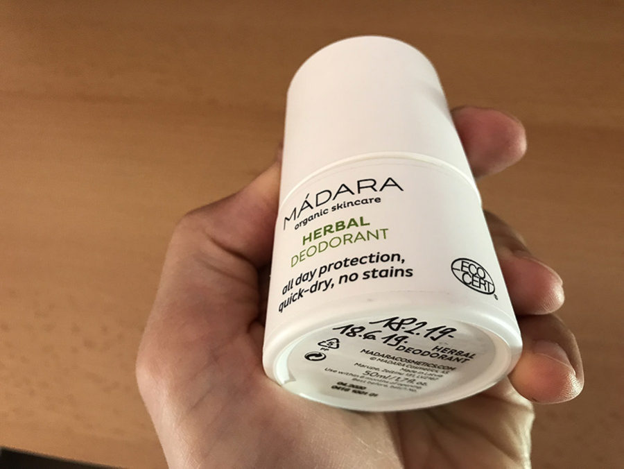 Fotografie mého přírodního tekutého deodorantu Mádara (roll-on) - ve spodní části datum poukazující na výdrž až 4 měsíce