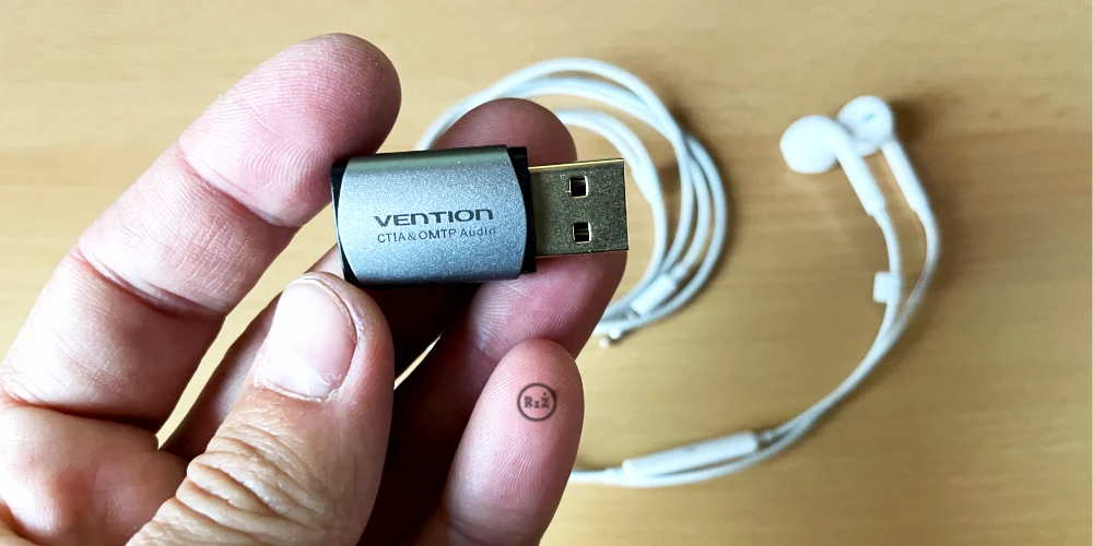 redukce USB vs. 3,5 mm jack v pozadí bílá sluchátka od Apple EarPods (headphone) | Autor: Jiří Samuel | pro web: Rady ze života (radyzezivota.cz)