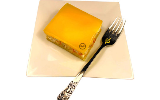 Bezlepkové mandarinkové řezy žluté barvy jako dezert s vidličkou na bílém čtvercovém talíři s bílým pozadím | Bezlepkové mandarinkové řezy | Bezlepkové recepty | 43. recept